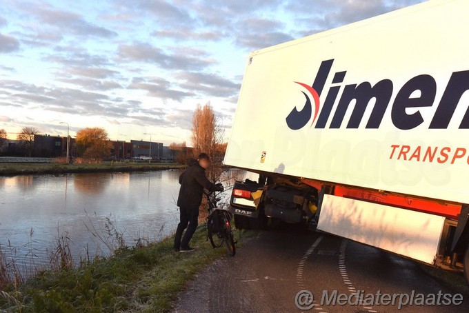 Mediaterplaatse Vrachtwagen vast door verkeerde weg oegstgeest 16122022 Image00001