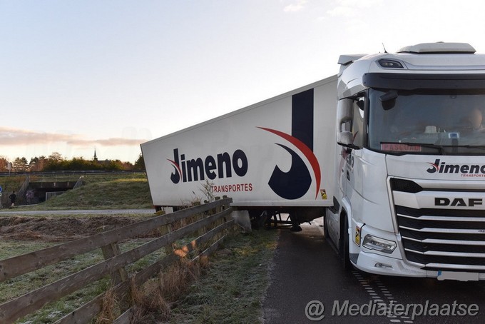 Mediaterplaatse Vrachtwagen vast door verkeerde weg oegstgeest 16122022 Image00002