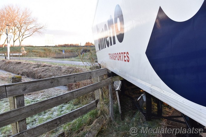 Mediaterplaatse Vrachtwagen vast door verkeerde weg oegstgeest 16122022 Image00003