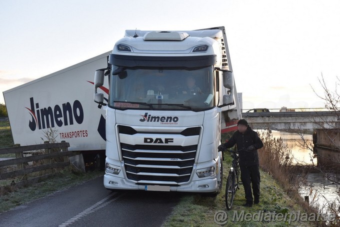 Mediaterplaatse Vrachtwagen vast door verkeerde weg oegstgeest 16122022 Image00004
