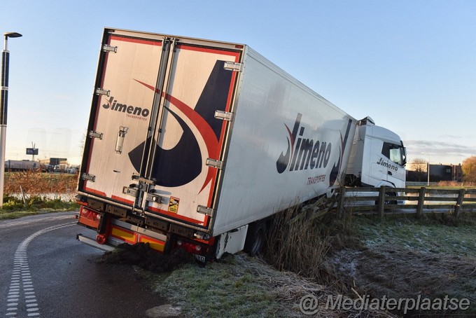 Mediaterplaatse Vrachtwagen vast door verkeerde weg oegstgeest 16122022 Image00007