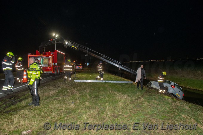 Mediaterplaatse auto uit de bocht lijnden a9 11022022 Image00007