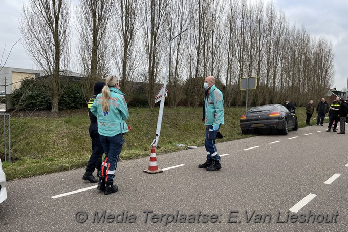 Mediaterplaatse porsche klapt op lichtmast in rijsenhout 23012022 Image00001