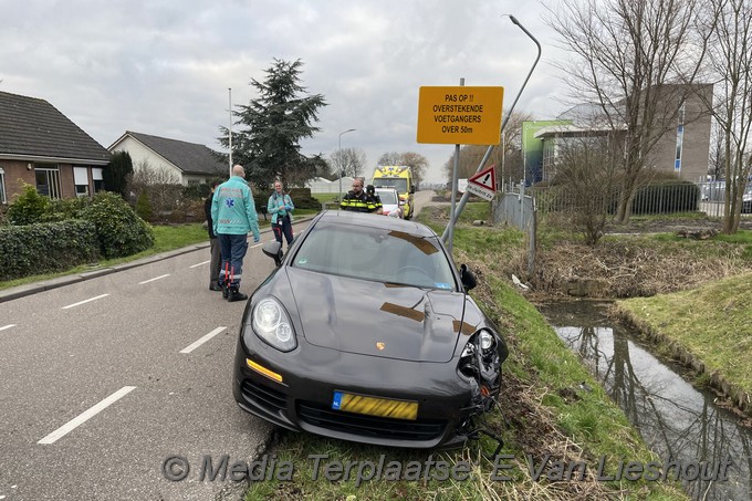 Mediaterplaatse porsche klapt op lichtmast in rijsenhout 23012022 Image00003