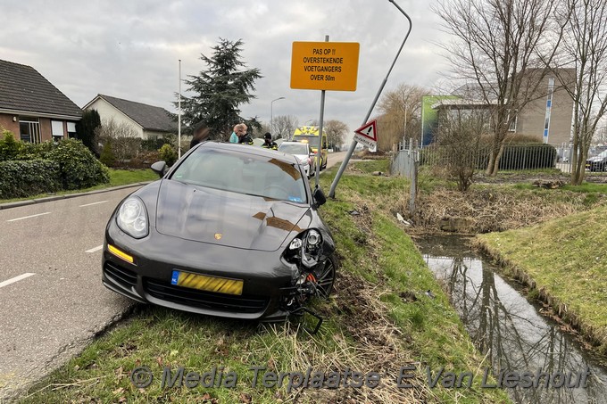 Mediaterplaatse porsche klapt op lichtmast in rijsenhout 23012022 Image00004