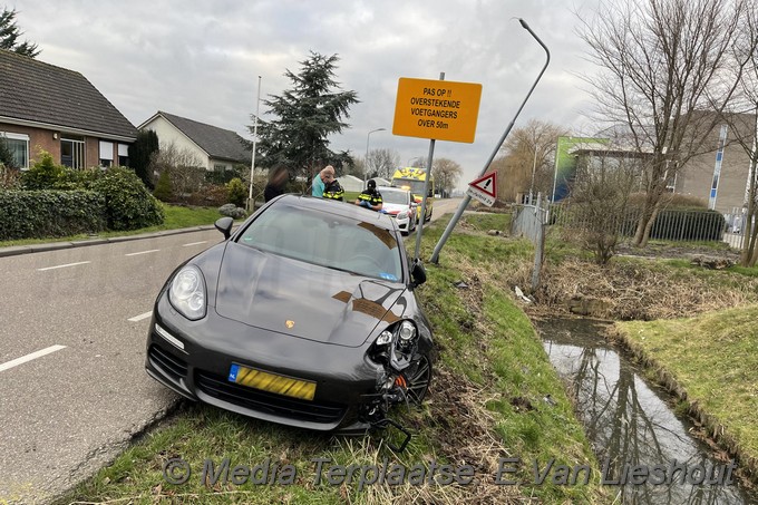 Mediaterplaatse porsche klapt op lichtmast in rijsenhout 23012022 Image00005