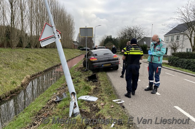 Mediaterplaatse porsche klapt op lichtmast in rijsenhout 23012022 Image00006