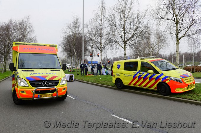 Mediaterplaatse motorrijder komt ten val schiphol 24012022 Image00004