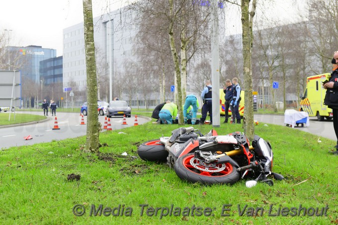 Mediaterplaatse motorrijder komt ten val schiphol 24012022 Image00005