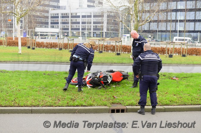 Mediaterplaatse motorrijder komt ten val schiphol 24012022 Image00009