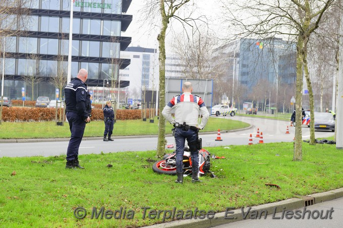 Mediaterplaatse motorrijder komt ten val schiphol 24012022 Image00010