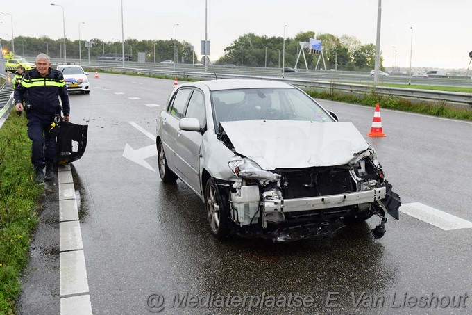 Mediaterplaatse auto uit de bocht a4 hoofddorp 06112022 Image00003