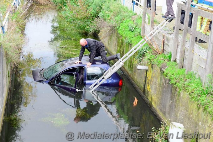 Mediaterplaatse auto te water rozenburg bij tankstation 09112022 Image00002