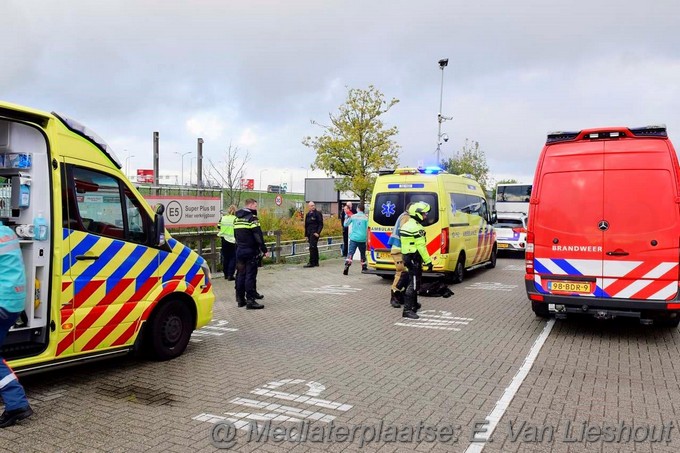 Mediaterplaatse auto te water rozenburg bij tankstation 09112022 Image00003