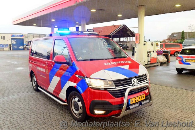 Mediaterplaatse auto te water rozenburg bij tankstation 09112022 Image00009