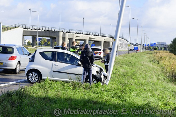 Mediaterplaatse auto vliegt uit bocht hoofddorpdreef hdp 01102022Image00002