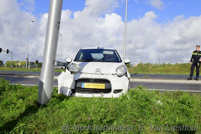 Mediaterplaatse auto vliegt uit bocht hoofddorpdreef hdp 01102022Image00003