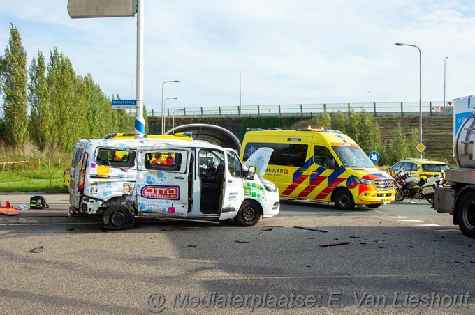 Mediaterplaatse zeven gewonden bij ongeval busje vrachtwagen badhoevedorp 04102022Image00012