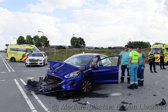 Mediaterplaatse auto op zijn kop na ongeval Hoofddorp 08092022Image00003
