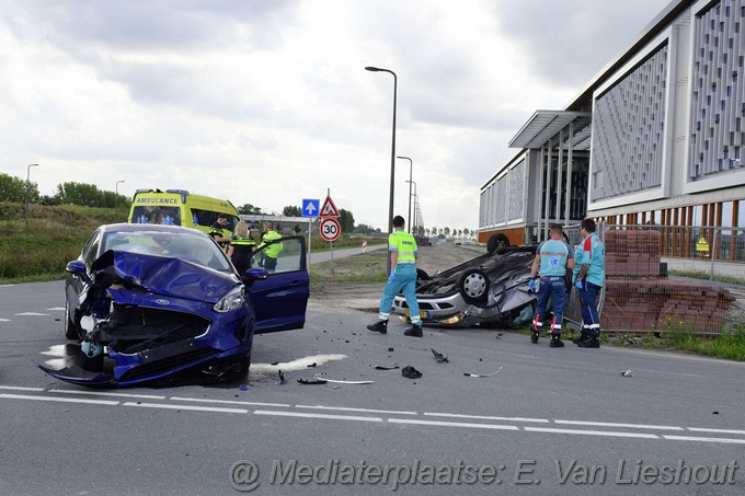 Mediaterplaatse auto op zijn kop na ongeval Hoofddorp 08092022Image00004