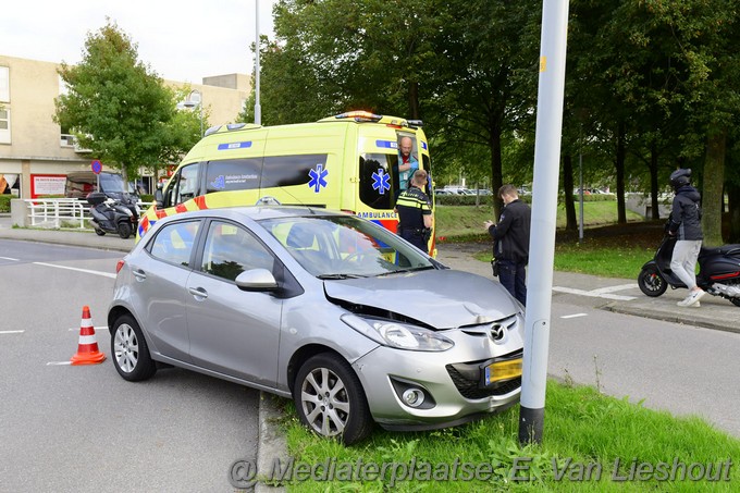 Mediaterplaatse automobilist klapt op lichtmast hdp 30092022Image00002