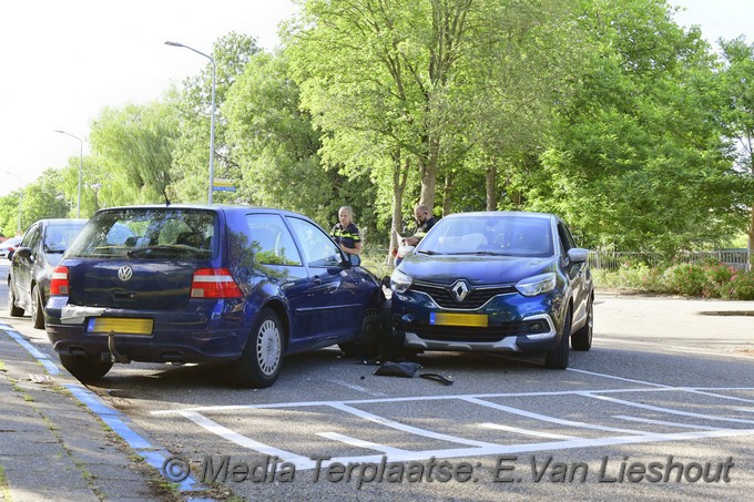 Mediaterplaatse auto klapt op auto na parkeren 01072022 Image00001