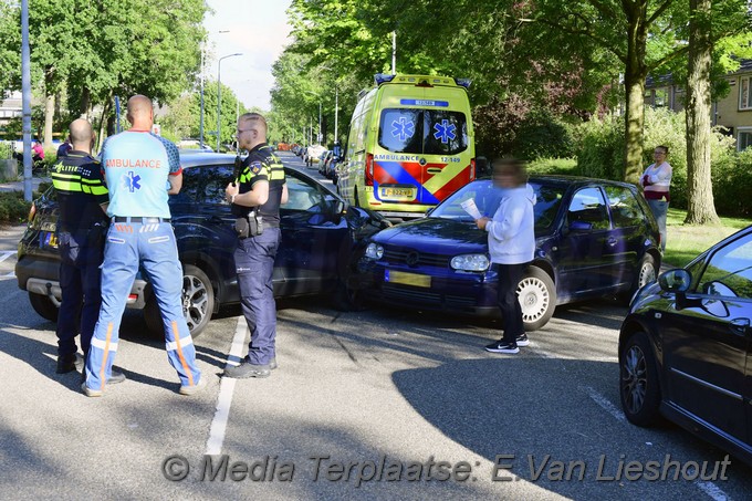 Mediaterplaatse auto klapt op auto na parkeren 01072022 Image00006