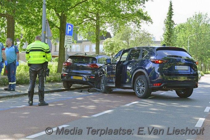 Mediaterplaatse auto klapt op geparkeerd voertuig in hoofddorp 12062022 Image00001