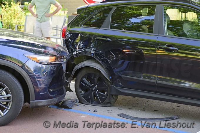 Mediaterplaatse auto klapt op geparkeerd voertuig in hoofddorp 12062022 Image00003