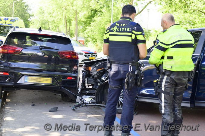 Mediaterplaatse auto klapt op geparkeerd voertuig in hoofddorp 12062022 Image00005