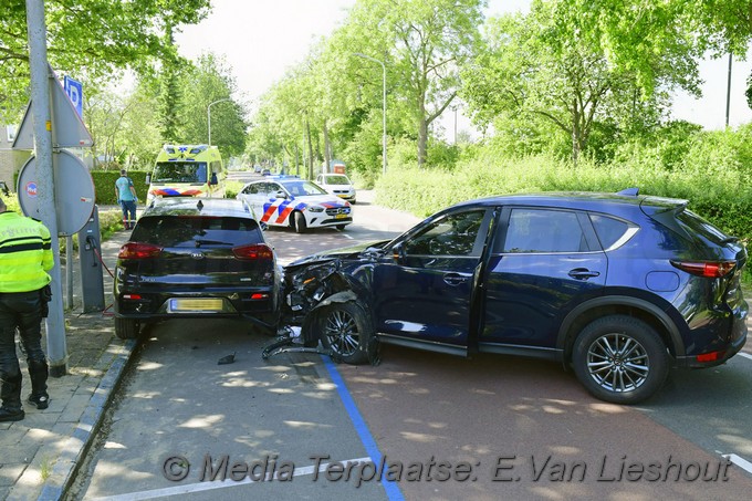 Mediaterplaatse auto klapt op geparkeerd voertuig in hoofddorp 12062022 Image00006