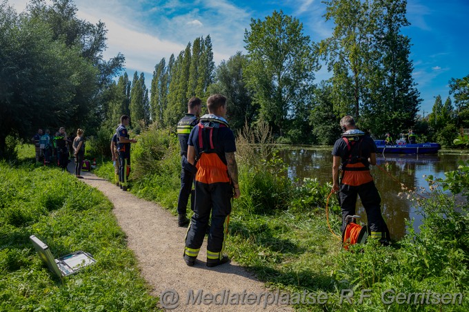 Mediaterplaatse persoon te water oostlangekade in gouda 16082023 wpf Image00013