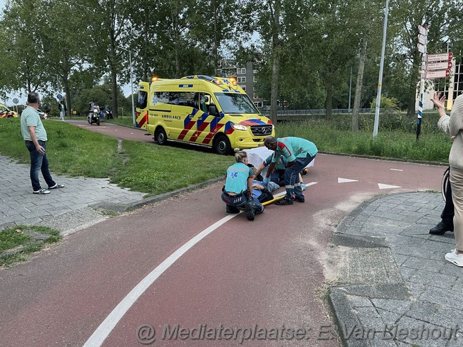 mediaterplaatse Fietser gaat hard onderuit op de hoofddweg in hoofddorp 29082023 Image00001