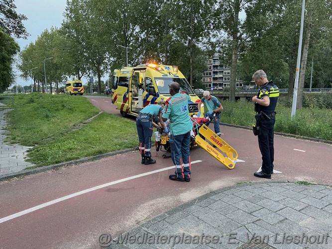 mediaterplaatse Fietser gaat hard onderuit op de hoofddweg in hoofddorp 29082023 Image00002