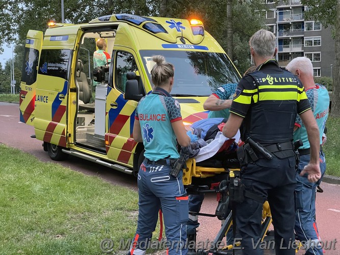 mediaterplaatse Fietser gaat hard onderuit op de hoofddweg in hoofddorp 29082023 Image00003