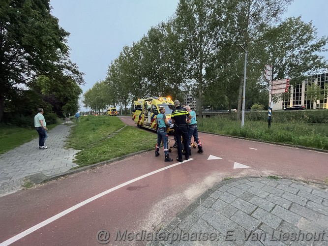 mediaterplaatse Fietser gaat hard onderuit op de hoofddweg in hoofddorp 29082023 Image00004