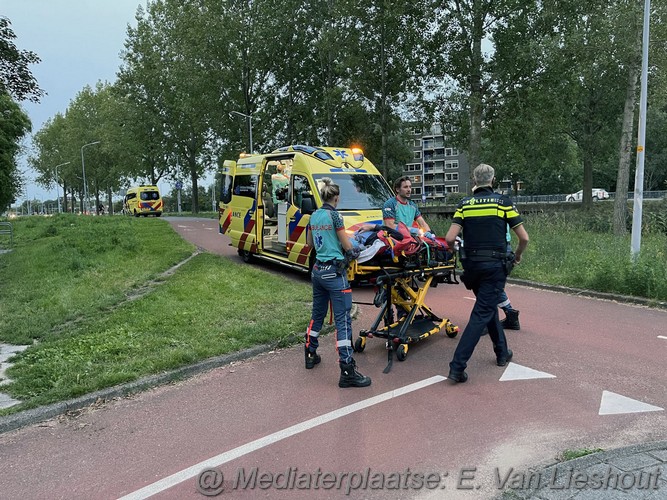 mediaterplaatse Fietser gaat hard onderuit op de hoofddweg in hoofddorp 29082023 Image00005