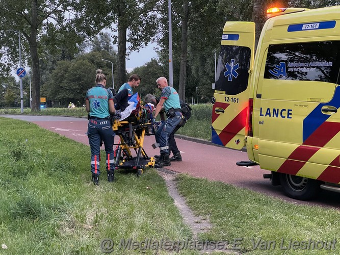 mediaterplaatse Fietser gaat hard onderuit op de hoofddweg in hoofddorp 29082023 Image00006