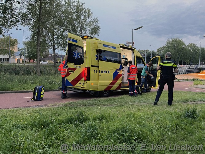 mediaterplaatse Fietser gaat hard onderuit op de hoofddweg in hoofddorp 29082023 Image00007