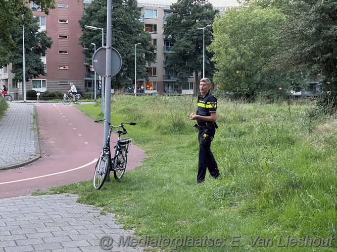 mediaterplaatse Fietser gaat hard onderuit op de hoofddweg in hoofddorp 29082023 Image00008
