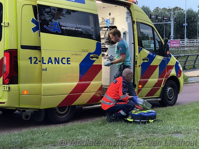 mediaterplaatse Fietser gaat hard onderuit op de hoofddweg in hoofddorp 29082023 Image00009