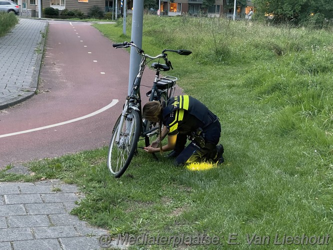 mediaterplaatse Fietser gaat hard onderuit op de hoofddweg in hoofddorp 29082023 Image00010