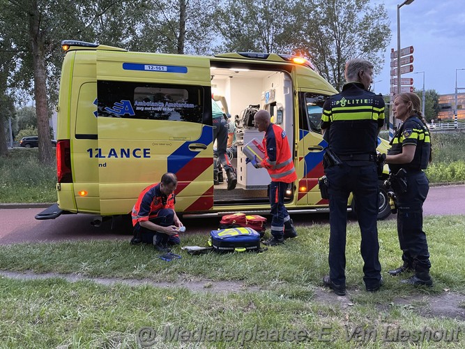 mediaterplaatse Fietser gaat hard onderuit op de hoofddweg in hoofddorp 29082023 Image00011