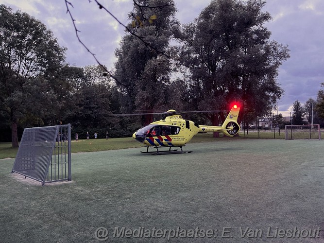mediaterplaatse Fietser gaat hard onderuit op de hoofddweg in hoofddorp 29082023 Image00013