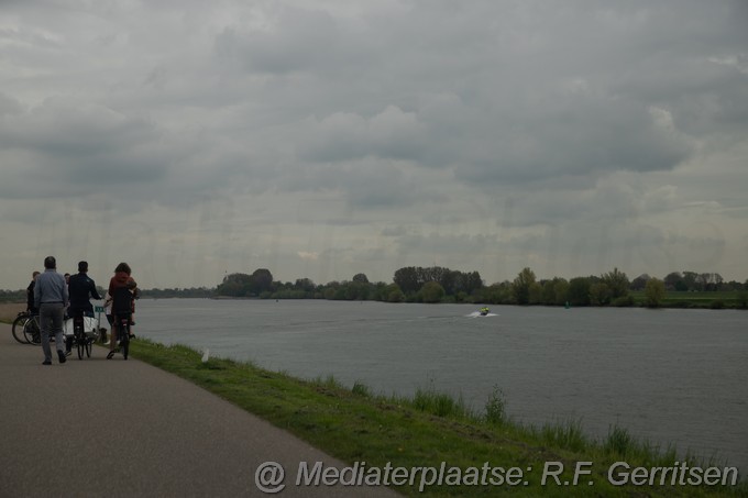 Mediaterplaatse persoon te water lekdijk Ammerstol 05052023 Image00002