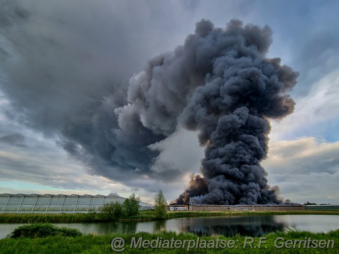 Mediaterplaatse zeer grote brand loods met caravans bleiswijk 10052023 Image00005