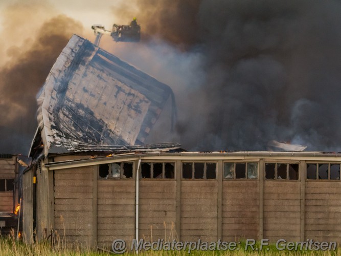 Mediaterplaatse zeer grote brand loods met caravans bleiswijk 10052023 Image00007