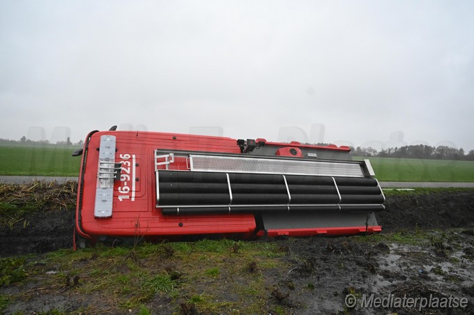 Mediaterplaatse Brandweer wagen in sloot woubrugge 18112023 Image00001