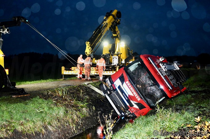 Mediaterplaatse Brandweer wagen in sloot woubrugge 18112023 Image00003