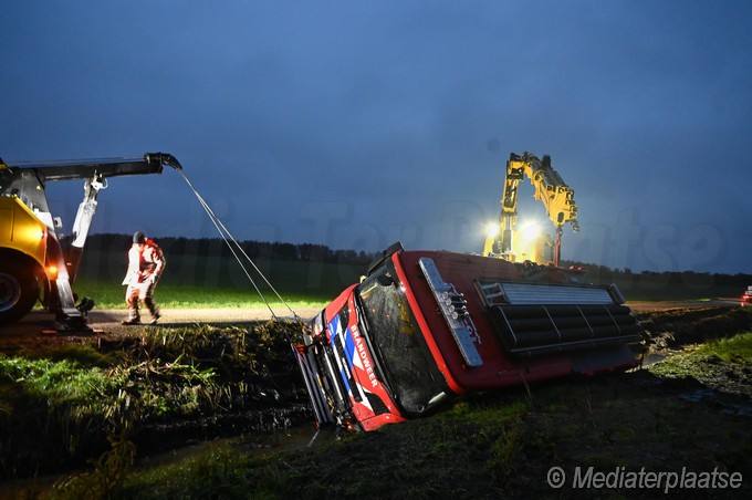 Mediaterplaatse Brandweer wagen in sloot woubrugge 18112023 Image00004